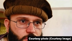 حسیب احراری شاعر و نقاش افغان که در کابل توسط طالبان بازداشت گردیده است 