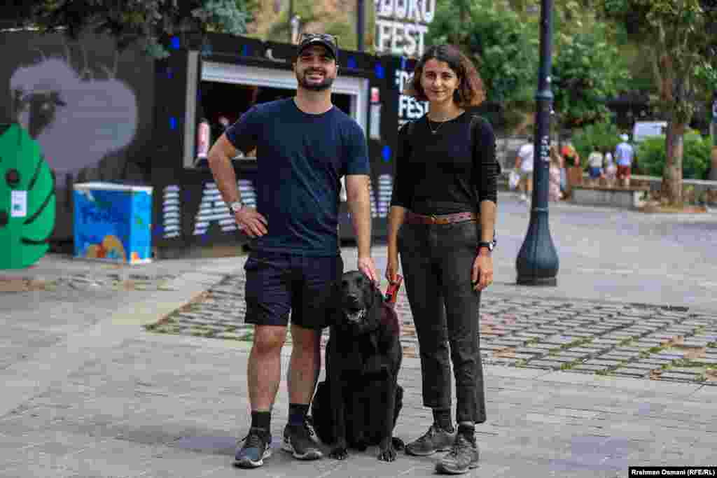 Dua Malazogu kaže za Radio Slobodna Evropa da je impresionirana koliko se dobro svi oni koji učestvuju na Dokufestu i posjetioci Prizrena ophode prema psima lutalicama. "Vode ih i na žurke, kao što vidim na nekim slikama. To mi se dopalo. To mi daje nadu jer imam psa ovdje", kaže ona. &nbsp;