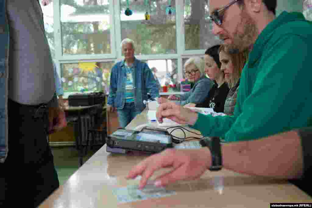 Право на глас на овие парламентарни избори имаат 1.815.350 граѓани, додека во вториот круг од претседателските избори, пак, во Избирачкиот список се запишани 1.814.317.