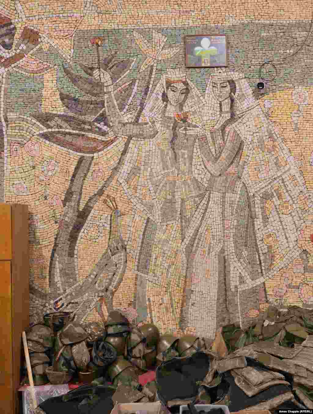 На этом фото груда касок и жилетов лежит перед плиточным муралом советской эпохи в учебном центре VOMA в Ереване. Арсен смеётся в ответ на вопрос о множественных публикациях в околовластных СМИ Азербайджана с критикой данной организации. &laquo;В азербайджанских telegram-каналах выкладывают наши фото с припиской, что мы якобы "террористы", &mdash; говорит он. &mdash;&nbsp;Работающий здесь повар был представлен [в азербайджанском сегменте социальных сетей] как "инструктор", который ещё и является "террористом". Мы долго смеёмся, когда видим подобное&raquo;. Но он перестаёт улыбаться, когда речь заходит о последствиях такого враждебного пиара. &laquo;Я просто немного волнуюсь, смогу ли я свободно выезжать за границу [и путешествовать], &mdash; говорит он. &mdash; В столь молодом возрасте не самое радостное, когда тебя называют "террористом"&raquo;