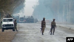 په سرای نورنګ کې د پاکستاني پوځ سرتېري ګزمه کوي ـ پخوانی انځور.