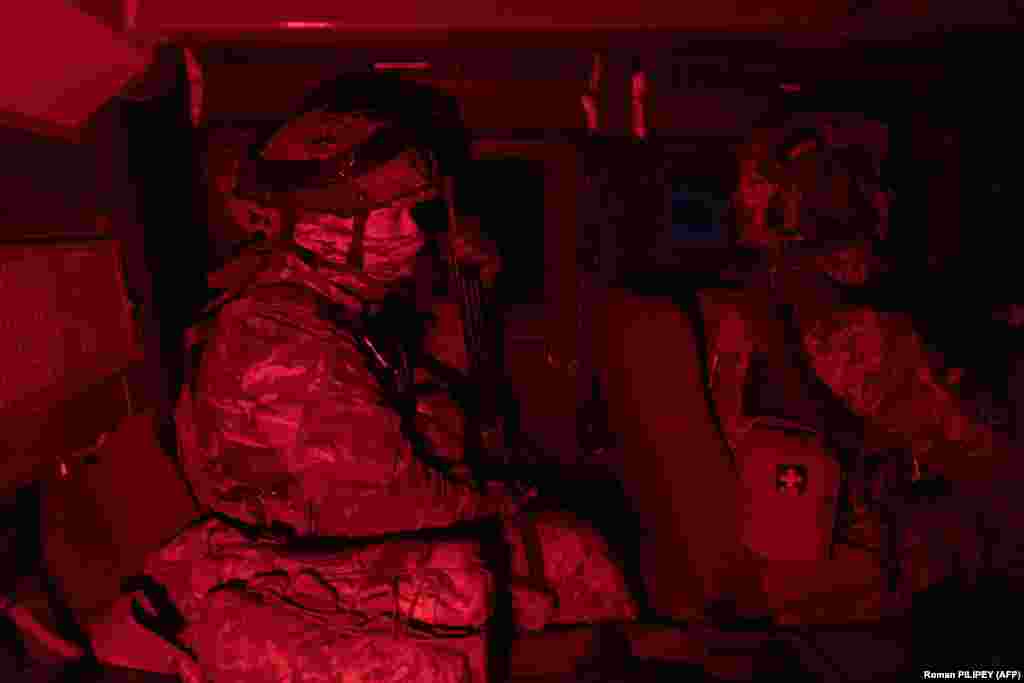 Кроме самого Кузи, в команде еще двое военных: водитель Кущ и снайпер, который заменит Куща в случае его гибели. "Обычно, слава богу, все "четко", &ndash; говорит Кущ