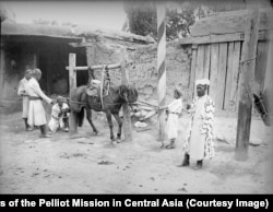 Кузнец подковывает лошадь в Оше