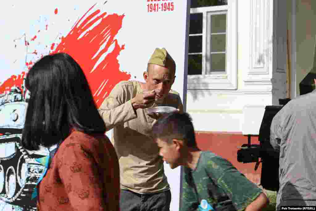 Парктің бірнеше жерінде "солдат ботқасы" жұртқа тегін таратылды.&nbsp;