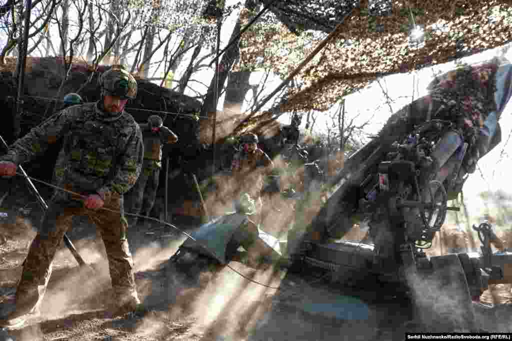 &bdquo;Ubacimo još jedan&ldquo;, čuje se hrapav i umoran glas iz voki-tokija dok jedinica brzo radi na ispaljivanju još jedne granate na ruske trupe.