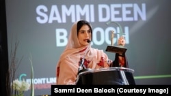 سمي دین بلوڅه د ۲۰۲۴ز کال د مې پر ۳۱مه په ایرلینډ کې د بشري حقونو جایزې ترلاسه کولو وروسته غونډې ته وینا کوي. 