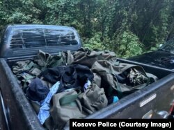 Poliția kosovară a declarat că a găsit diferite arme, muniții și uniforme militare în urma atacului de duminică.