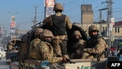 د پاکستان پوځي سرتېري د ګزمې په حال کې: انځور له ارشیفه