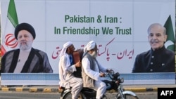 په لاهور کې پر یو سړک د ایراني ولسمشر ابراهیم رییسي او پاکستاني وزیراعظم شهباز شریف انځورونه لګېدلي دي - د اپرېل ۲۲مې انځور.