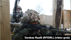 Військовослужбовці ЗСУ відпрацьовують штурмові дії