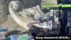 ძეგლის ფრაგმენტი, რომელმაც ბავშვი იმსხვერპლა