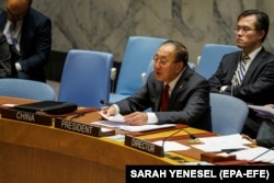 Zhang Jun, ambasadorul Chinei la ONU, se adresează Consiliului de Securitate și cere coridoare umanitare pentru populația din Gaza. New York, 15 noiembrie.