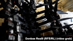 На полицях невеликого бліндажа бійців 93-ї ОМБр – десятки FPV-дронів