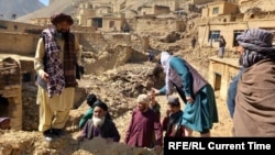 باشنده گان یک منطقه سیلاب زده در ولایت غور 