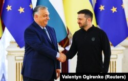 Прем'єр-міністр Угорщини Віктор Орбан та президент України Володимир Зеленський потиснули один одному руки перед зустріччю. Київ, 2 липня 2024 року