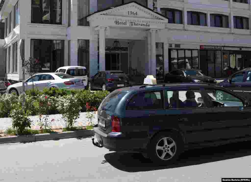 Vojnik Oslobodilačke vojske Kosova patrolira u blizini nemačkog tenka u gradu Prizren 15. juna 1999. godine, nakon odlaska srpskih snaga. Uz cestu na kojoj su trupe nekada uspostavljale mir sada je Hotel Teranda.