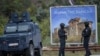 Pjesëtarë të Policisë së Kosovës duke patrulluar në rrugën që të çon për në fshatin Banjskë të Zveçanit. 25 shtator 2023