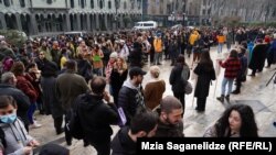 Акция у здания парламента