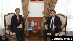 Асеин Исаев менен Луиз Чемберлен.