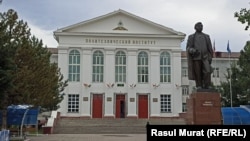 Исхак Раззаков атындагы Кыргыз мамлекеттик техникалык университети. 