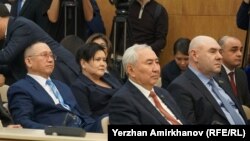 Депутат мажилиса парламента Казахстана Жигули Дайрабаев (второй слева на переднем плане)