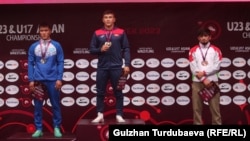 Грек-рим күрөшү боюнча 23 жашка чейинкилер арасындагы Азия чемпионатында 67 килограмм салмакта байге ээси болгон балбандар. Кыргызстандык Раззак Бейшекеев ортодо. "Бишкек-Арена" спорт комплекси. 15-июнь, 2023-жыл