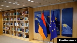 Հայաստանի և Եվրամիության դրոշները