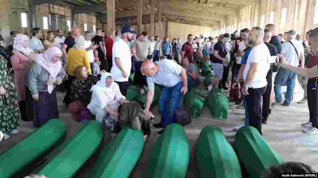 Pored tabuta, porodice se opraštaju od svojih najmilijih koji su ubijeni u srebreničkom genocidu 1995. godine.