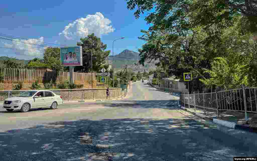 На в'їзді до міста з боку села Дачне (до 1945 року &ndash; Таракташ) під Судаком, Крим, початок серпня 2024 року