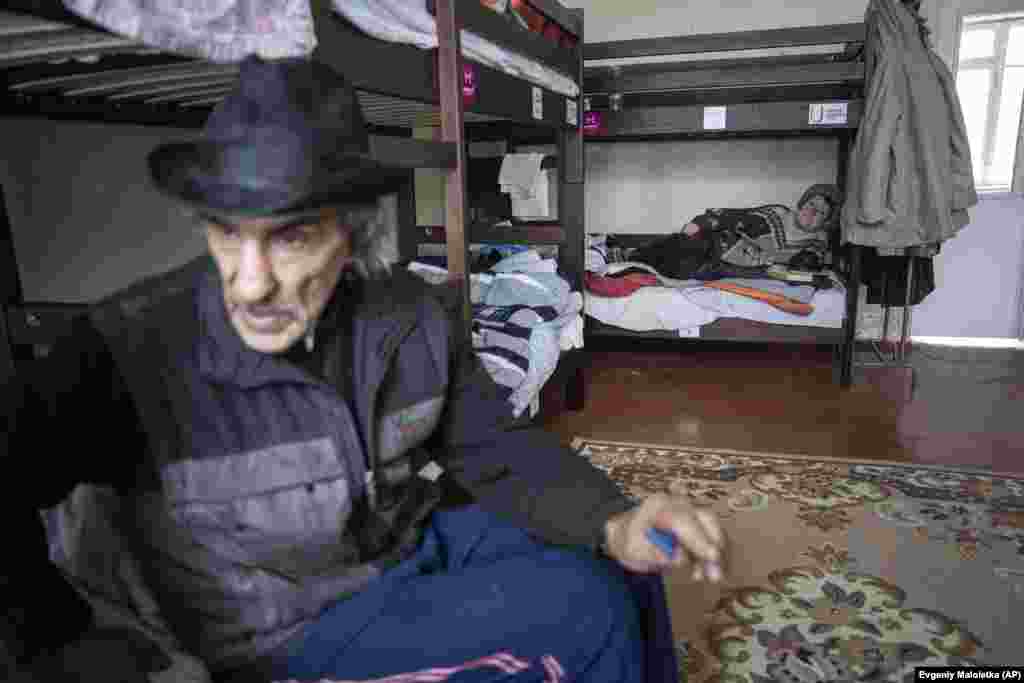 Тепер Олександра ділитиме цей простір із іншими людьми, яких розв'язана Росією війна зробила вимушеними переселенцями&nbsp;