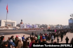 Таң эрте Ала Тоо аянтына чогулган эл. 21-март, 2023-жыл.