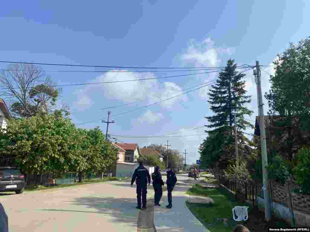 Veliki broj policajaca obezbeđuje mesto zločina.&nbsp;U selu vlada muk i tišina, čuju se samo crkvena zvona.