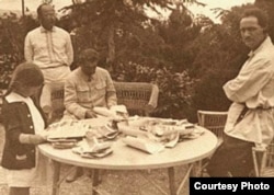 Слева направо: дочь Сталина Светлана, Иосиф Сталин, Нестор Лакоба. На заднем плане - Лаврентий Берия. Начало 1930-х годов