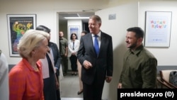 La New York, președinta Comisiei Europene, Ursula von der Leyen, și președintele Klaus Iohannis au discutat cu președintele Ucrainei, Volodimir Zelenski, despre cum poate fi sprijinită și mai mult țara vecină în următoarele luni.