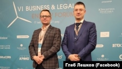 Максим Пономарьов з довіреною особою Азарова Глібом Лєшковим (л), 2021 рік