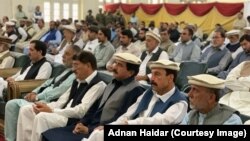 د جون پر درېیمه په پاړه چینار کې د سني او شیعه مشران د جرګې په مهال د صوبايي چیف سیکرټري وینا ته غوږ دي. 