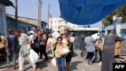 Palestinieni iau cu asalt un centru de aprovizionare cu ajutoare administrat de ONU, Deir al-Balah, 28 octombrie 2023,