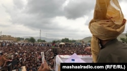 منظور پښتین په هرنايي کې د پي ټي اېم جلسې ته وینا کوي - د جولای ۳۰مې انځور.