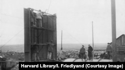 Imagini de la reconstruirea Donbasului după cel de-al Doilea Război Mondial.