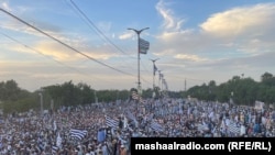 د مې پر دویمه په کراچۍ کې د جمیعت علمای اسلام (ف) پلویانو په جلسه کې د خپل ګوند بیرغونه اوچت کړي دي