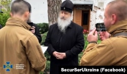 Світлина СБУ, оприлюднена 24 квітня 2024 року щодо оголошення підозри митрополиту УПЦ (МП) Арсенію (Ігорю Яковенку), настоятелю Святогірської лаври