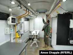 Radu Hossu arată autobuzul-spital realizat în România pentru tratarea militarilor ucraineni. În paralel cu buletinele despre situația luptelor, el a început să adune donații pentru Ucraina.