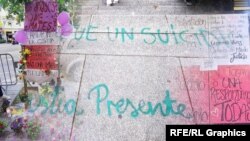 პლაკატები და წარწერები გარდაცვლილი ქალის სახლთან