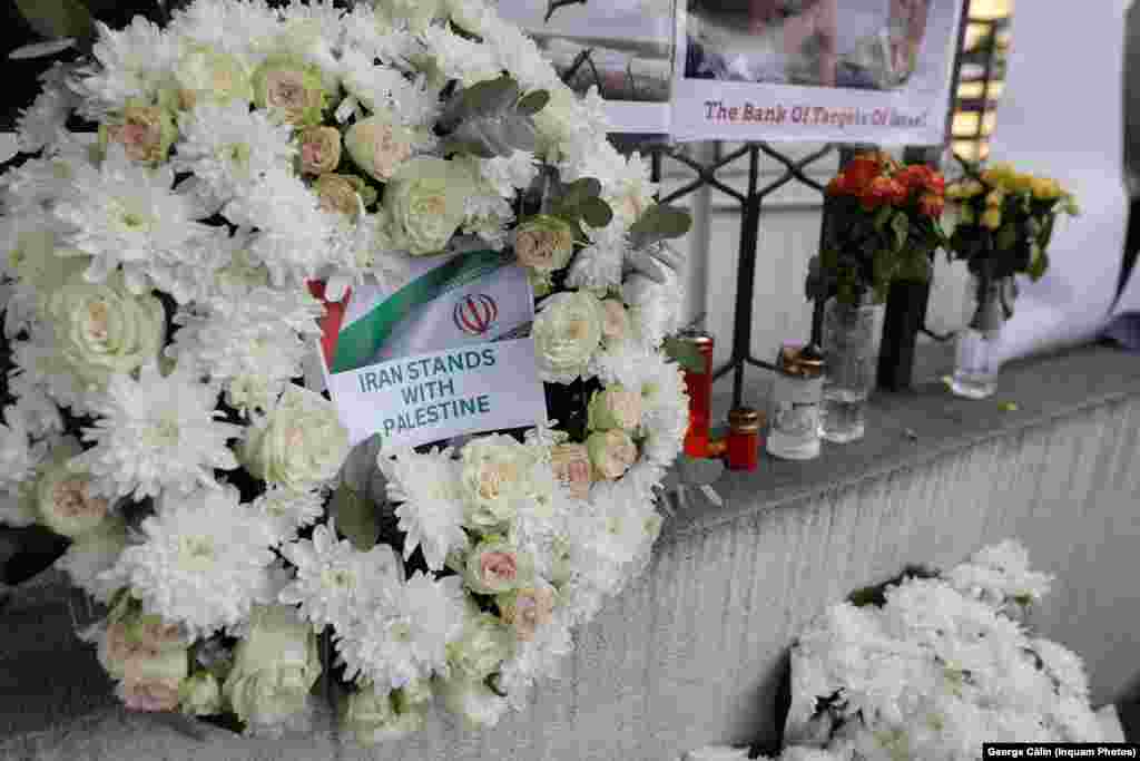 Printre țările care au ținut să aducă un omagiu victimelor civile palestiniene se numără și Iranul. Reprezentanții republicii au depus o coroană de flori cu mesajul &bdquo;Iranul este alături de Palestina&rdquo; pe gardul Ambasadei Palestinei în România.&nbsp;