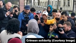 Адвокати, цивільні журналісти та учасники громадського руху «Кримська солідарність» біля будівлі Кримського гарнізонного військового суду. Крим, 2023 рік