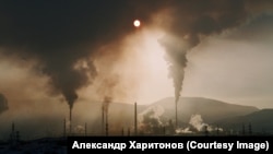 Fabrica de nichel, acum închisă, unde fumul ascundea în mod regulat soarele.