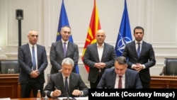 Директорот на Јавното претпријатие за државни патишта, Ејуп Рустеми и директорот на „IRD Engeineering“, Паоло Орсини потпишаа договор за надзор над изградбата на автопатите од коридорите 8 и 10 на 2 февруари 2023. Стојат: Заменик-министерот за транспорт и врски, Беким Реџепи, вицепремиерот Артан Груби, премиерот Димитар Ковачевски и министерот за транспорт и врски Благој Бочварски