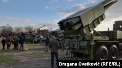 Изложба на оружје и воена опрема во Ниш, Србија, по повод Денот на српската државност