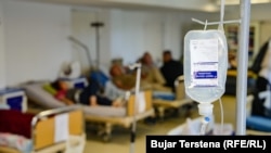 Pacientë në një klinikë të Qendrës Klinike Universitare të Kosovës. 