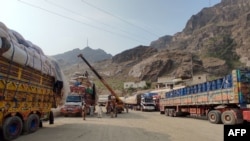 موتر های بار بری که در مسیر شاهراه های افغانستان رفت و آمد می کنند 